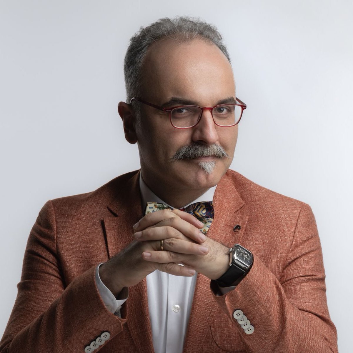 Prof. Dr. Emrah Safa Gürkan:

İsteyin gençler. 75 yaşındaki adamlar istiyor da siz isteyince mi problem oluyor?

Sınavlara hazırlan, dört sene oku, dil öğren… Dışarıda bir hamburger-kola 600–700 lira olmuş. 40 bin lira maaşa bir de muhtemelen fazla mesai yapacak bu çocuklar.