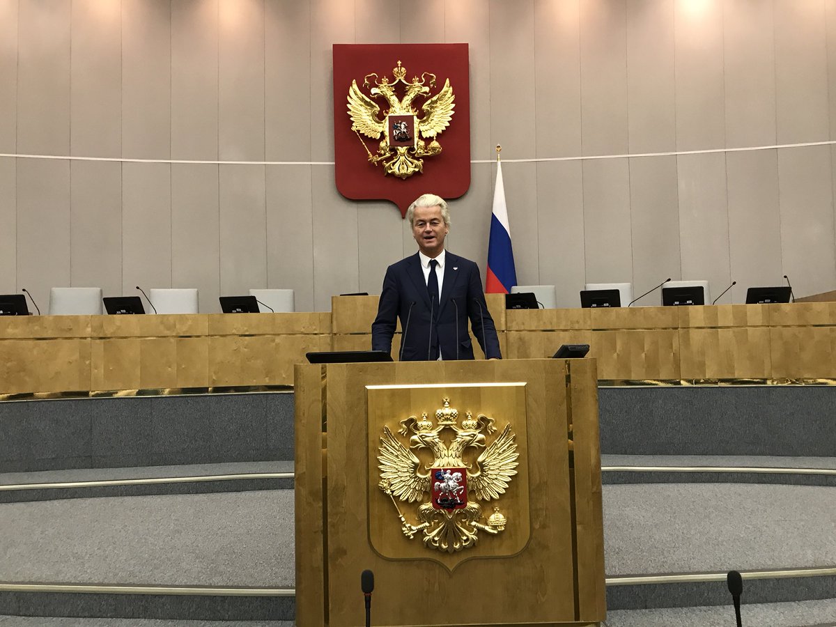Wat betreft #Zelensky. Het is absoluut onacceptabel dat een buitenlandse volksvertegenwoordiger hier in het Parlement is. Hieronder een foto ervan:

Oh kut. Dat is Wilders in het Russisch Parlement waar dezelfde mensen geen probleem mee hebben.