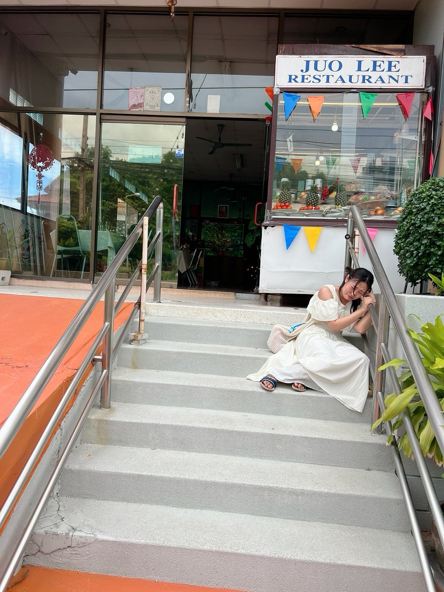 tsutsuww's tweet photo. วันนี้เรานั่งรถจากกรุงเทพฯไปกินข้าว
แต่พี่เขาบอก��่าเจ้าของไปรากรุงเทพฯวันนี้
#JUOLEE
#BXXMRVW https://t.co/ImNLwgjTEm