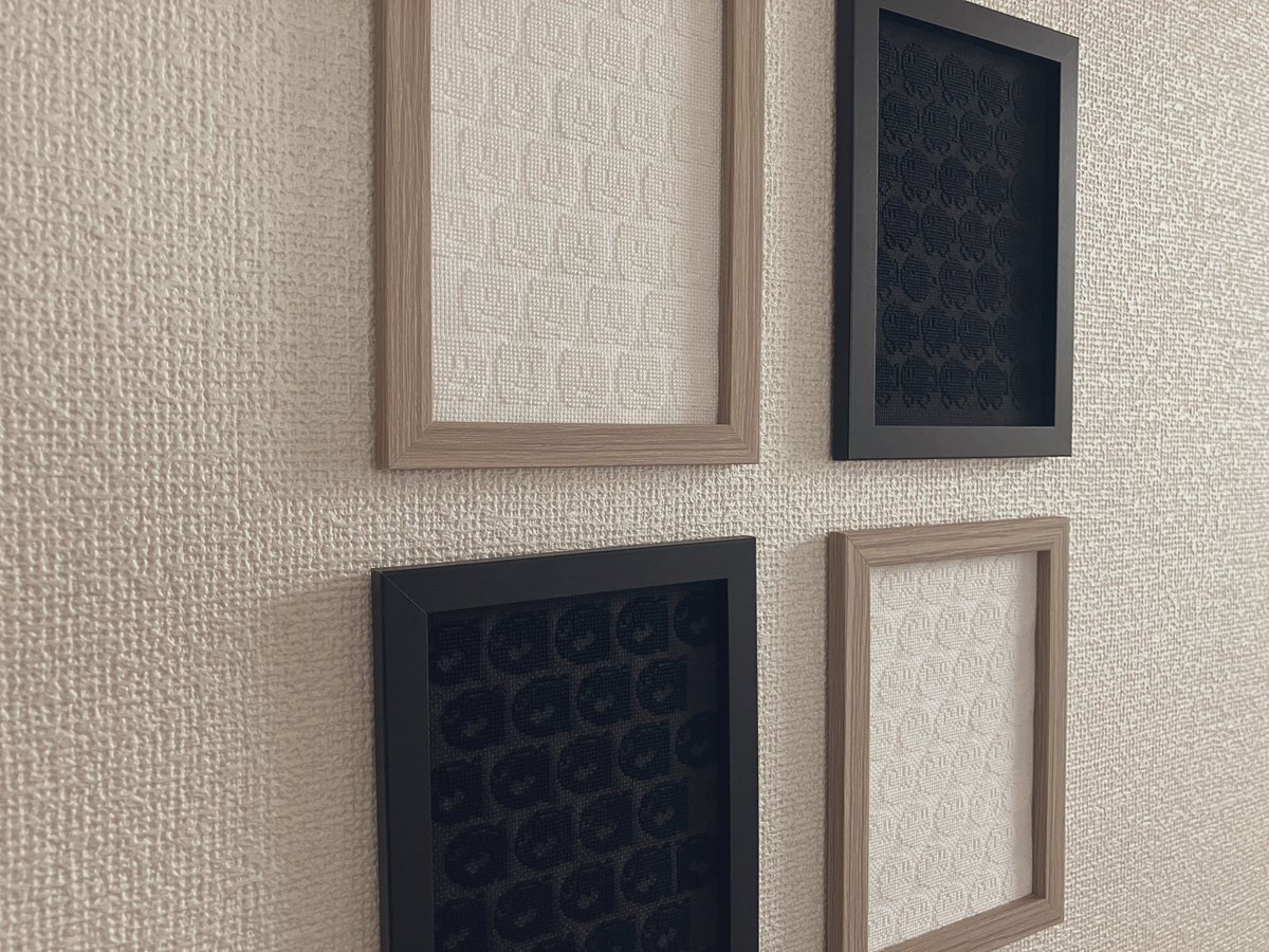 『…ん？フレームだけ？
　む！よく見たら刺しゅうが！？』

第四弾作りました🖤
今回はクロ×クロでマリオのボム兵💣
寸法間違いで左端が隠れてしまったの悲しい😢

そしてまた、我が家の壁の一部がオシャレになった✨
#ステルスステッチ #stealthstitch