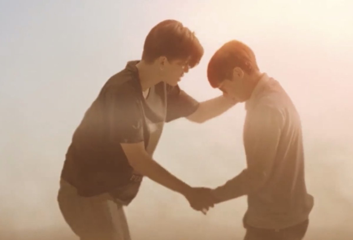 ยกให้ Leap Day เป็นซีรีย์ดีเยี่ยมอีกเรื่องของครึ่งปีแรกนี้ไปเลยค่ะ บทดี นักแสดงใส่เต็มไม่มียั้ง โดยเฉพาะน้องกันต์ เราคิดว่า เค้ากลืนโอโซนเข้าไปในร่างเรียบร้อย และ เซอร์ไพร์ท กับการแสดงดีเยี่ยม ของ ปอนด์ ณราวิช ในเรื่องนี้มากๆ มันส่งกันไปหมดนะ 👍👍👍 #LeapDaySeriesFinalEP