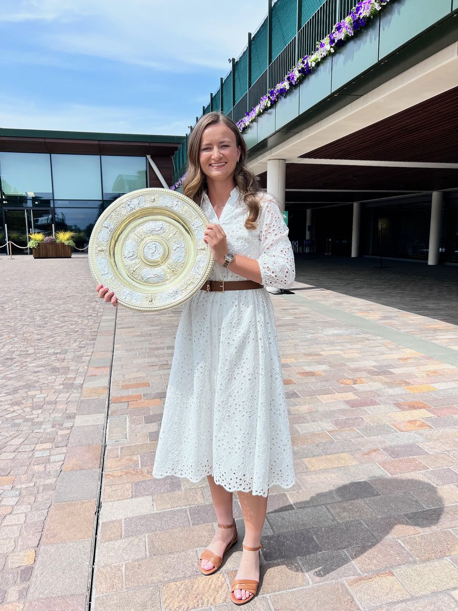 BKrejcikova's tweet photo. Got a chance to hold the most beautiful trophy in the most beautiful club again. 🥰

@Wimbledon https://t.co/dw1e3Uc3bb