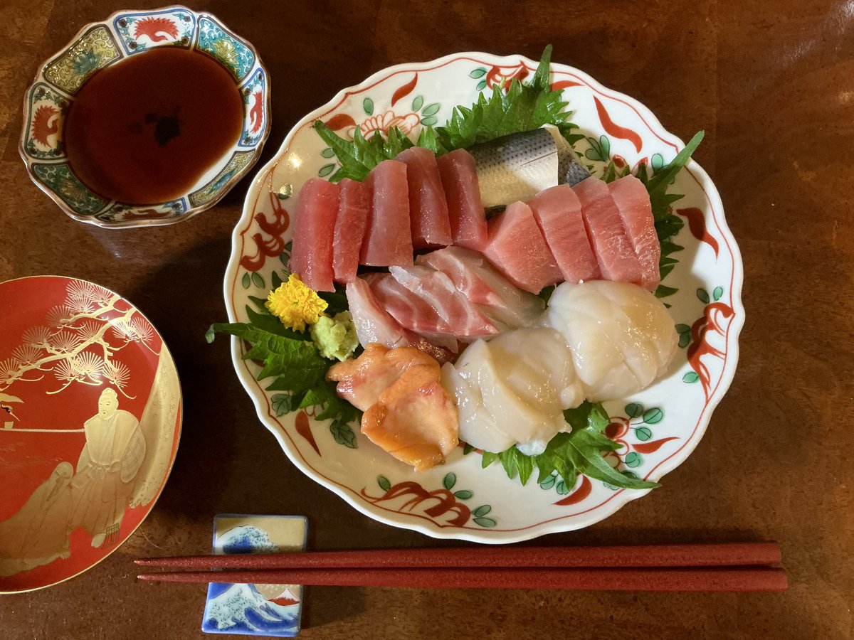 DenTaichi's tweet image. 先週、太極拳の生徒さんにお刺身を頂きました
月に一度の個人指導でした
稽古を始めて一年以上経ちましたが、未だ形や套路 は教えていません
ハワイの武術家とのオンラインも有り、レッスン内容をとても気に入られています
#太極拳　#健康長寿