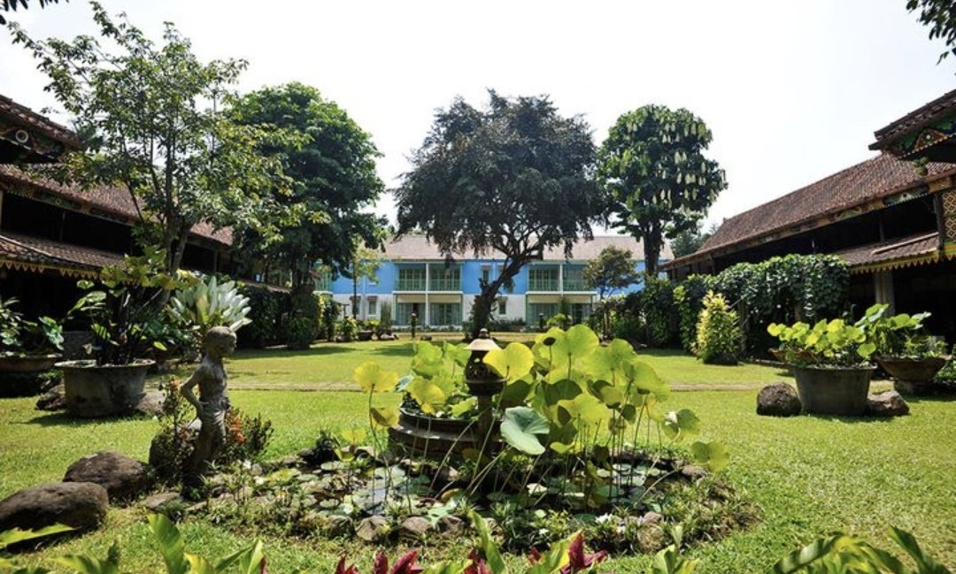 vitawuw's tweet photo. Buat yang punya rencana jalan-jalan ke Borobudur sekalian staycation disekitaran Magelang dan cari hotel yg under 500ribuan, hotel ini mungkin bisa jadi pilihan. Lokasi hotelnya gak terlalu jauh sama Candi Borobudur, punya halaman yg cukup luas cocok nih buat liburan keluarga. https://t.co/sUqlaXb25u