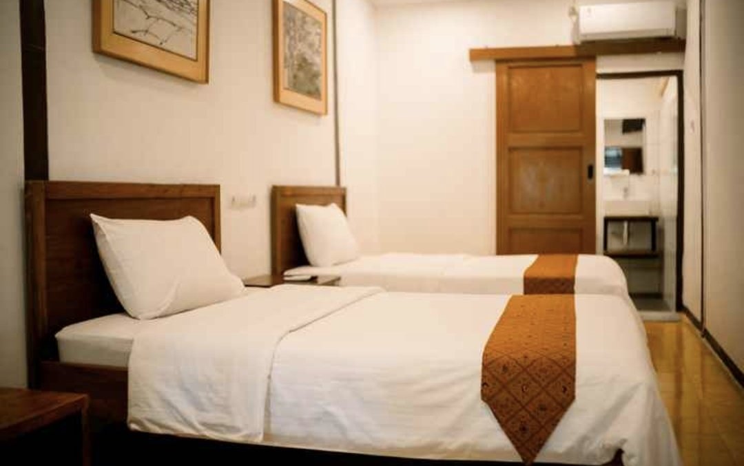 vitawuw's tweet photo. Buat yang punya rencana jalan-jalan ke Borobudur sekalian staycation disekitaran Magelang dan cari hotel yg under 500ribuan, hotel ini mungkin bisa jadi pilihan. Lokasi hotelnya gak terlalu jauh sama Candi Borobudur, punya halaman yg cukup luas cocok nih buat liburan keluarga. https://t.co/sUqlaXb25u