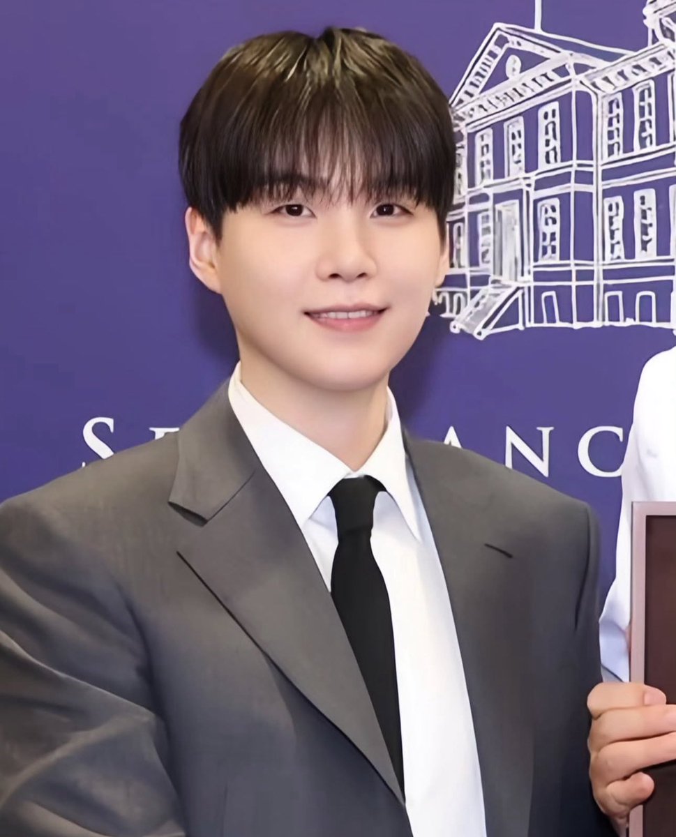 namjooniethighz's tweet photo. Like father like son #minyoongi #YoongiHomecoming #yoongiisback https://t.co/hDTdxr39Ii