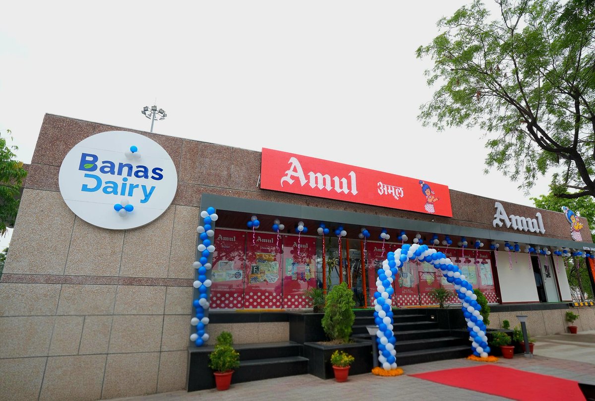 banasdairy1969's tweet photo. આધુનિકતા, સ્વાદ અને વિશ્વાસનું સરનામું – બનાસ અમૂલ પાર્લર!

પાલનપુર ખાતે ચેરમેન શ્રી શંકરભાઈ ચૌધરીના વરદ હસ્તે નવનિર્મિત પાર્લરનું લોકાર્પણ થયું. હવે તાજગીભર્યો સ્વાદ અને ગુણવત્તા મળશે આરામદાયક વાતાવરણમાં!

📍બનાસ ડેરી મુખ્ય ગેટ, પાલનપુર https://t.co/BRKtMWkitk