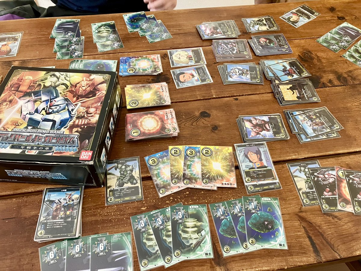 デックビルドガンダム 一年戦争の章

バンダイから出た旬なガンダムゲーム！手札は毎回5枚ドロー、エネルギーを貯めカードを買い、キャラクターがガンダムに搭載すると相乗効果で強くなる。領土カードを買って勝利点勝負、３種カード枯れたら終了！ドミニオンの並行世界でした！ジークアクス関係ない！
