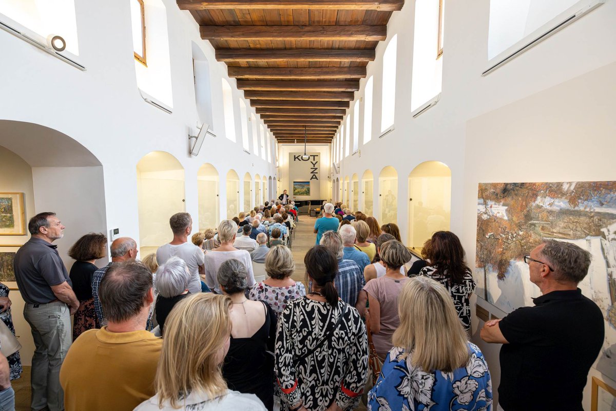 VERNISÁŽ VLADIVOJ KOTYZA: ZJEVOVÁNÍ SVĚTA 
Děkujeme vám za fantastickou atmosféru a obrovský zájem! Masné krámy praskaly ve švech, a nás moc těší, že tvorba Vladivoje Kotyzy vzbuzuje takový ohlas.
Vladivoj Kotyza: Zjevování světa , Masné krámy, 25/6 - 28/9/2025