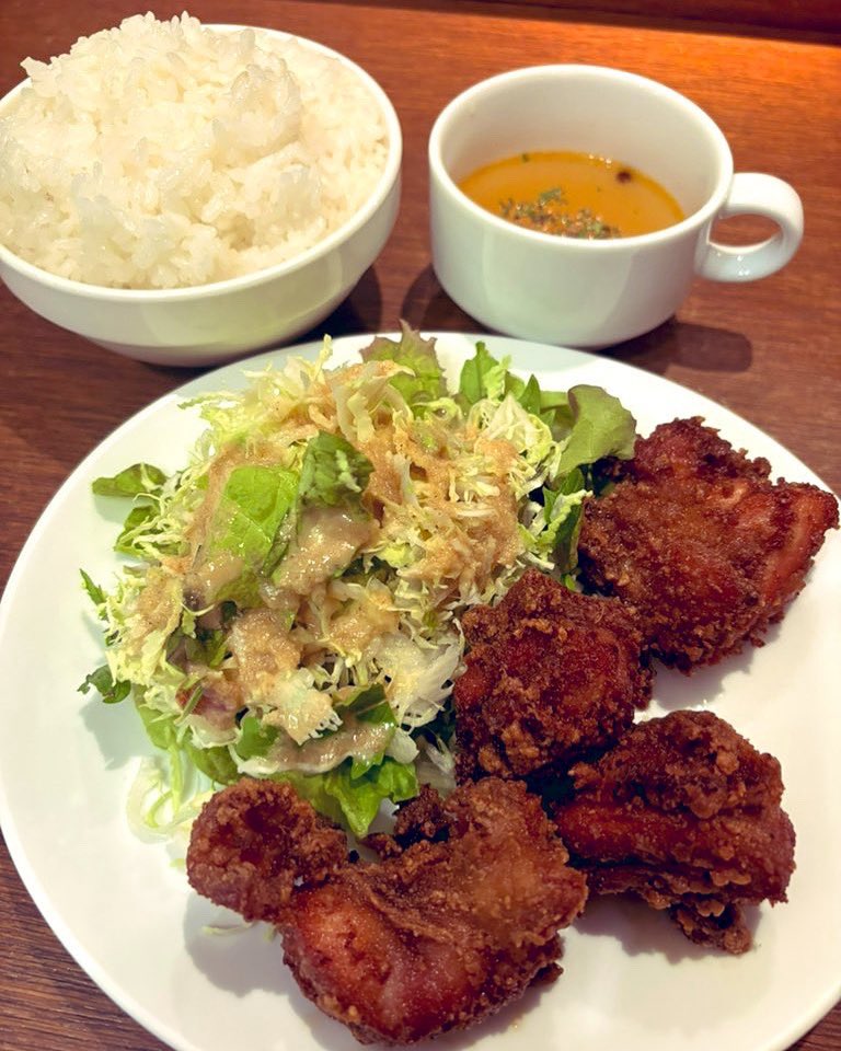 pandoranokibou's tweet photo. 【お知らせ】

7月1日(火)〜5日(土)は店主不在のため特別営業となります。
11:30オープン15:00ラストオーダーです。
メニューは画像のものだけになります。
オーダーが決まりましたら先にお会計をお願いします。
混雑時は電話に出られません。
色々とご不便をおかけしますがよろしくお願いいたします🙏 https://t.co/Z4A3dnU6Pb