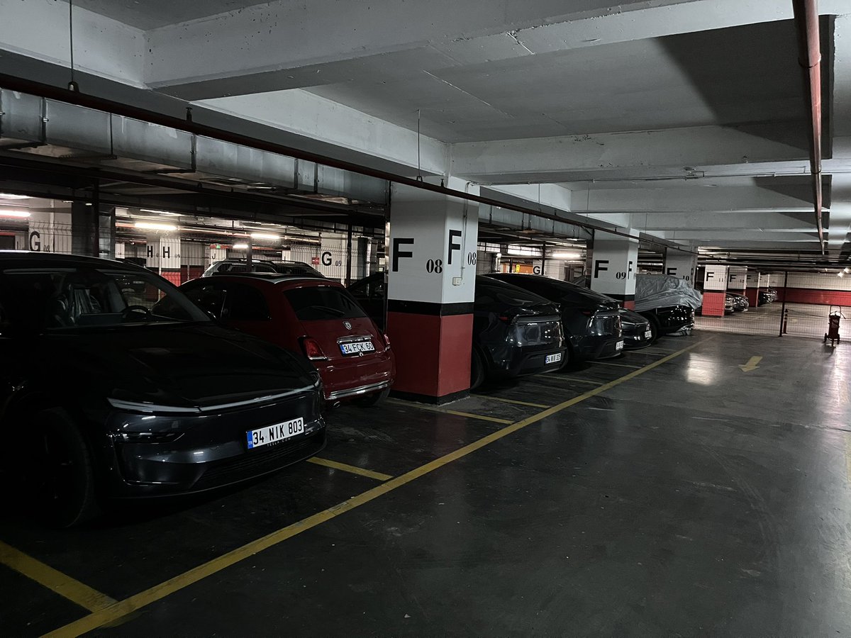 Bu nasıl adalet Tesla Türkiye?

Günlerce, haftalarca araç almak için ekran başında bekleyen insanları oyalıyorsunuz,
"Filo satışı yok" diyorsunuz…
Ama arka kapıdan kiralama firmalarına araç tahsis ediyorsunuz!

Millet sipariş veremiyor, siz arka planda partiler halinde araçları