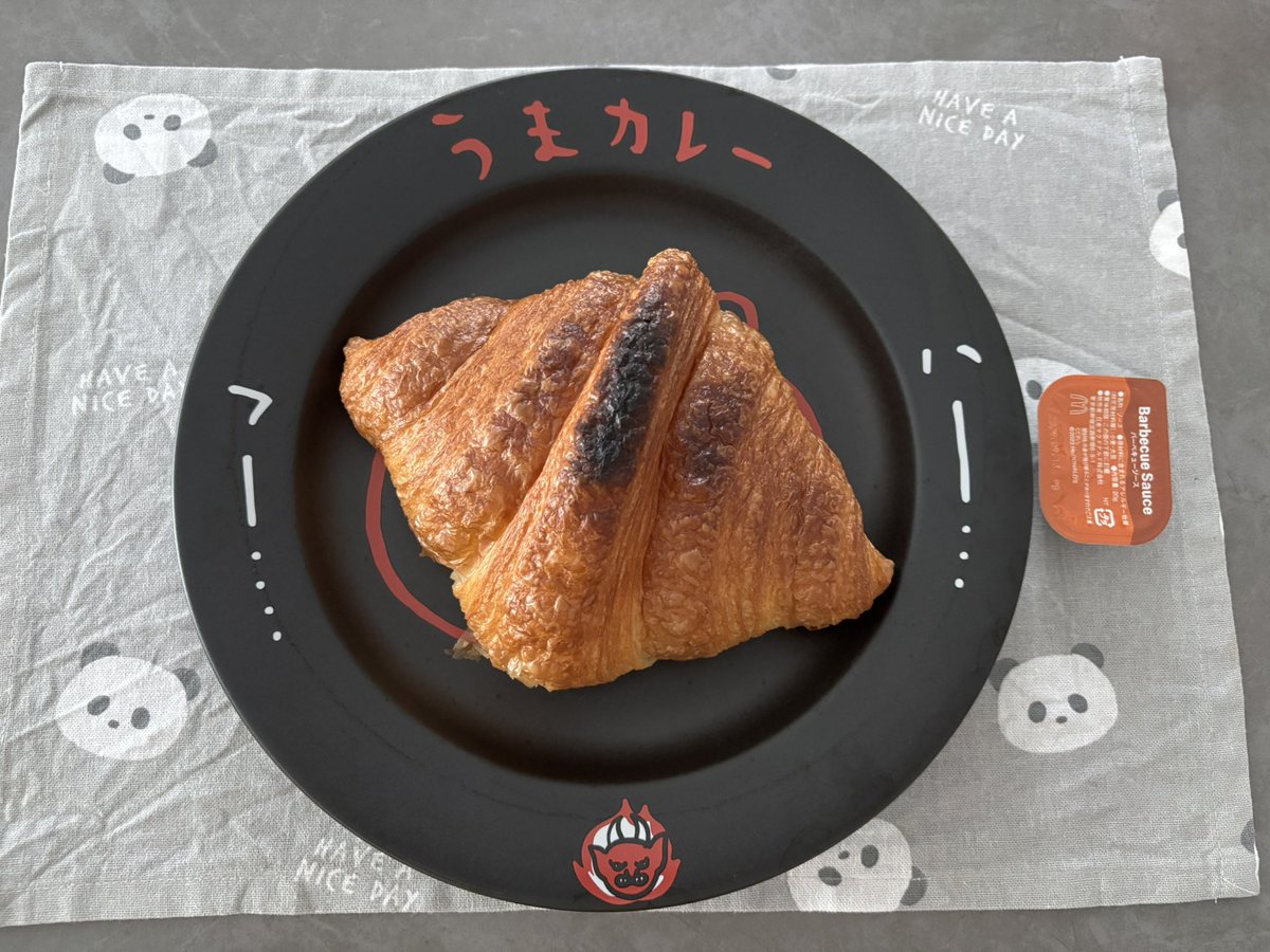 クロワッサンでかすぎてトースターであっためたら焦げた🥹

大きさ伝わらないと思ってマックのバーベキューソースを横に置きました🤣