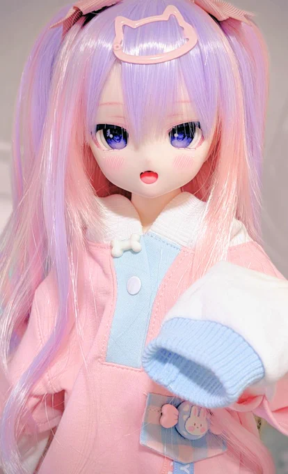 ※ドール写真※ ウィッグとおよふく変えた!ゆめかわ系も似合っちゃうねぇ可愛いねぇ(◜ᴗ◝ ) アイの変更はまた今度〜決めるのもつけるのも時間がかかってしまうからな…そしてお名前も悩みまくりで全然決まらんしっくりくるの思いつくまで妥協しないで考えるんや… #りりあむっ娘