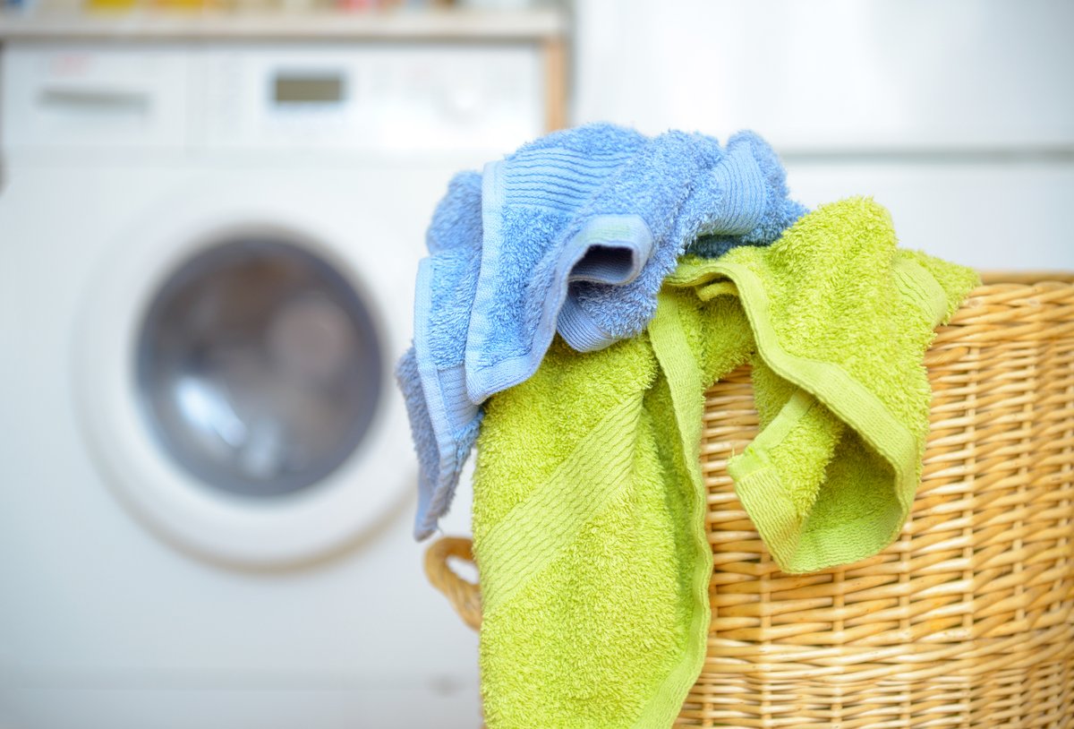 Have you noticed your towels feeling like cardboard?

White vinegar, no fabric softener, and the right drying method can work wonders 🫧

But there’s more to it than one rinse. Get the full routine for soft, fresh towels:

👉 mirashowers.co.uk/blog/how-to/th… 

#TowelHack #MiraShowers