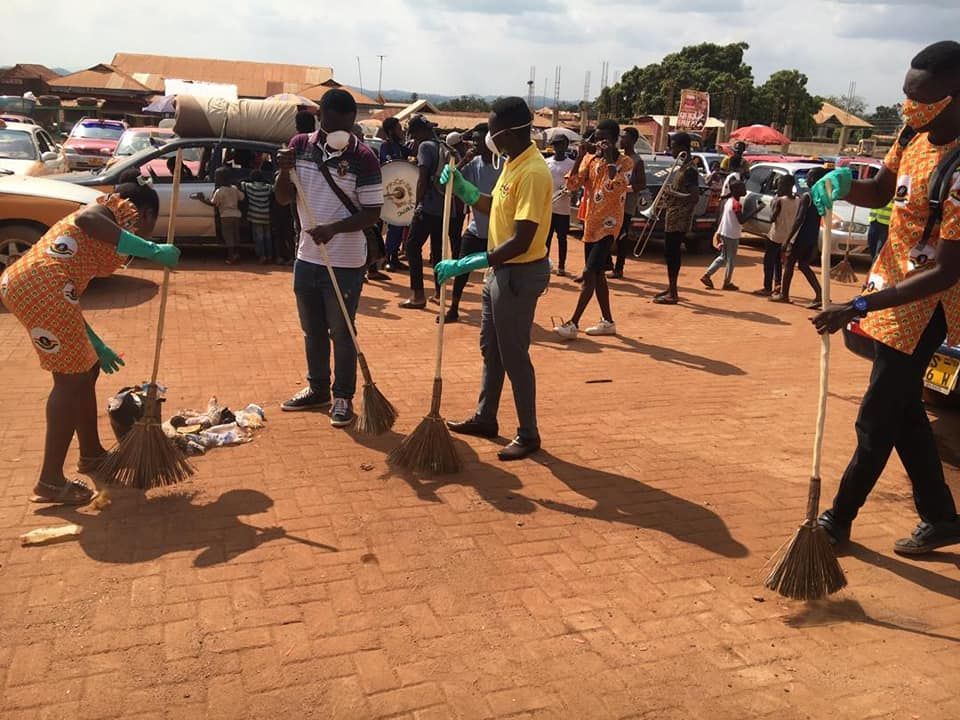 MettleRahim's tweet photo. During my time as NASPA President in Amansie Central, we voluntarily took on sanitation awareness and community farming 💪🏾🌱
On Farmers' Day, the Agric Department awarded us.
Service is more than reporting to duty.
#NSSGhana #FarmersDay #YouthInAgric #SanitationMatters #NASPA https://t.co/tQoXunrEfm