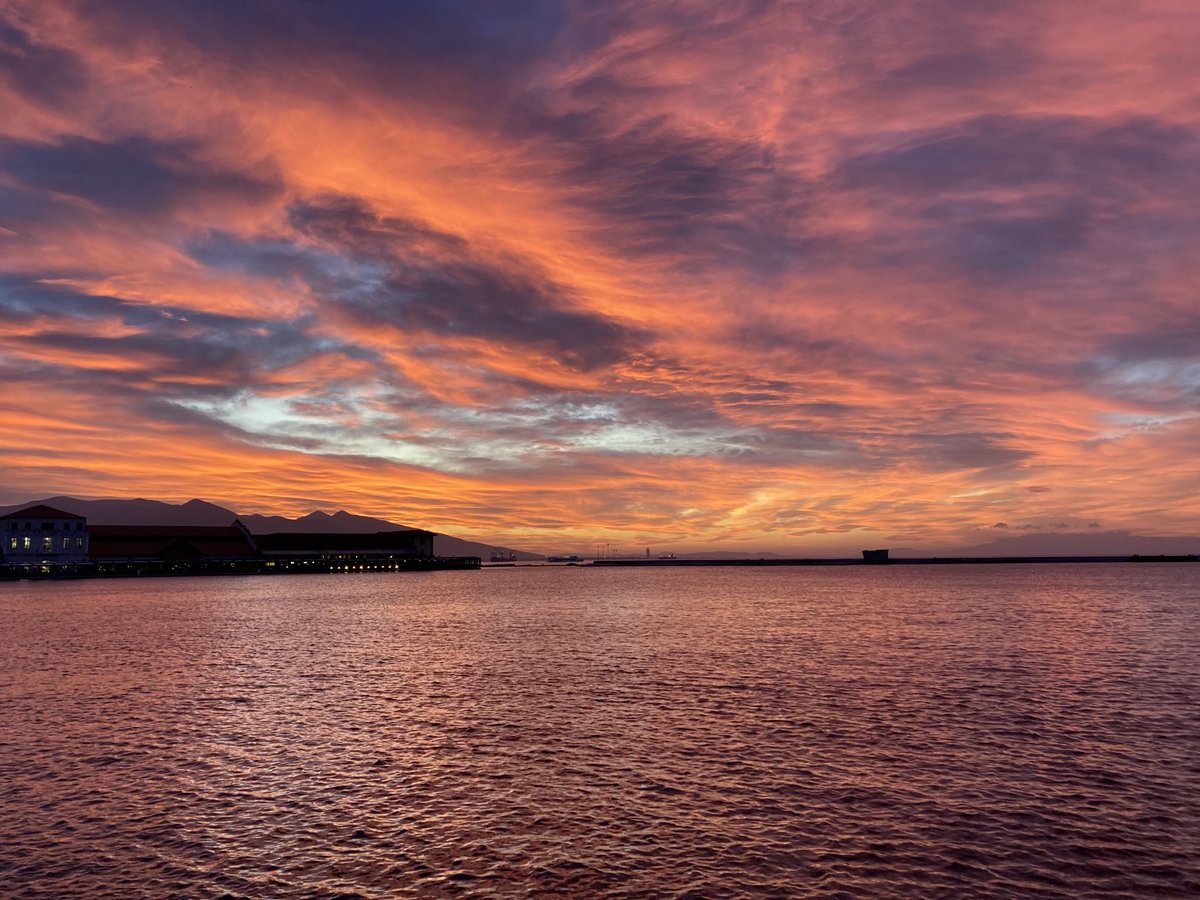 pixelinaeon's tweet photo. A canvas of fire in the evening sky. Watching these vibrant colors reflect on the water was pure magic.
#SunsetPhotography #GoldenHour #Seascape #SkyOnFire #PhotoOfTheDay #Landscape #ThePhotoHour #StormHour https://t.co/lsmdh2rus9