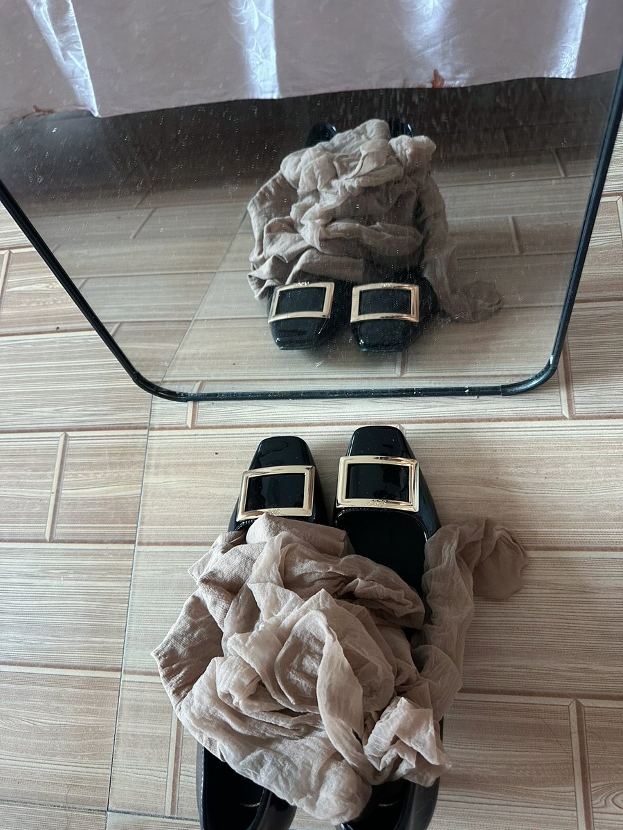 雪黛丽的丝袜就是容易勾丝😍
#伪娘 #男娘