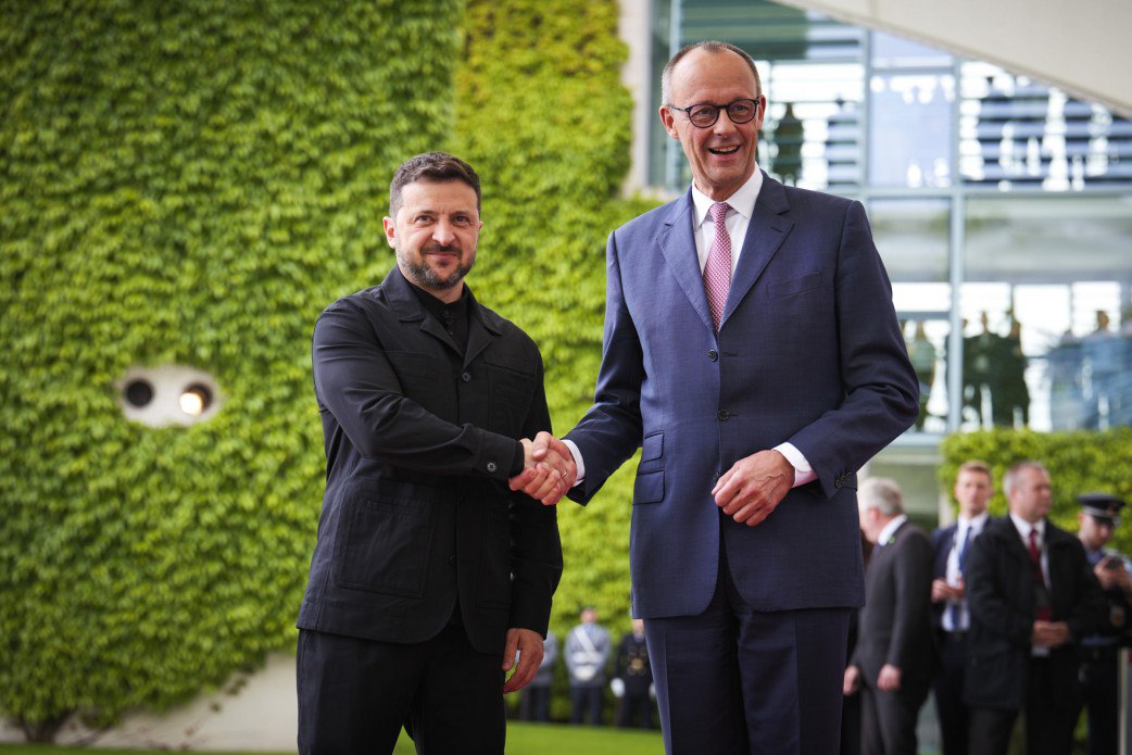 Германия профинансирует производство украинских БПЛА на миллионы евро, сообщает Der Spiegel.

Речь идет о "трехзначной миллионной сумме" для производства дальнобойных дронов типа Ан-196.

А Великобритания передаст Украине 350 ракет ПВО, используя £70 млн, полученных в качестве