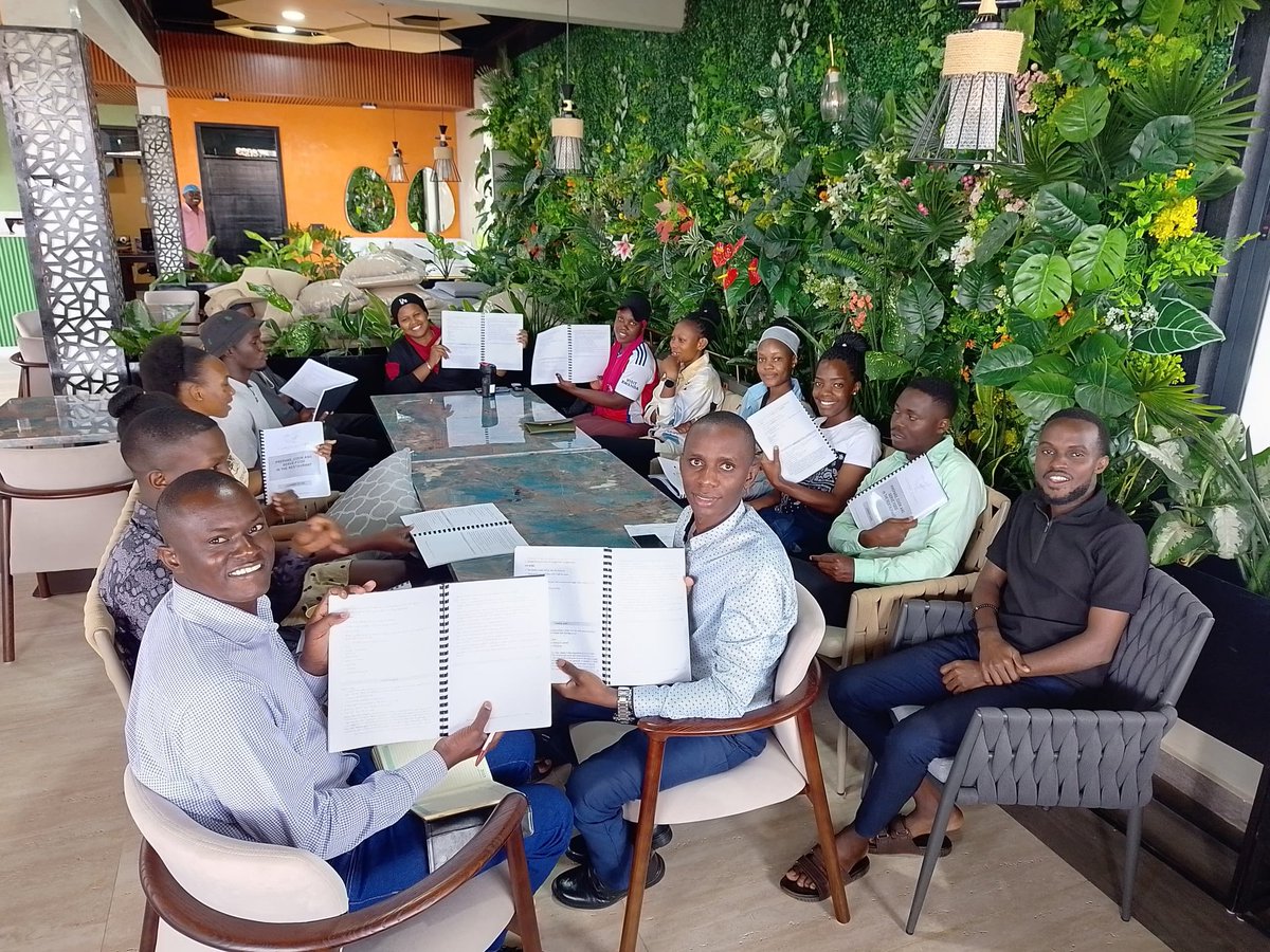 SparrowTraining's tweet image. From newbie to pro! Our students are leveling up their waiter service and customer service game! Watch us transform! Huge thanks to Elvis for saving the day and giving us an awesome training session! You're the best! 🙌