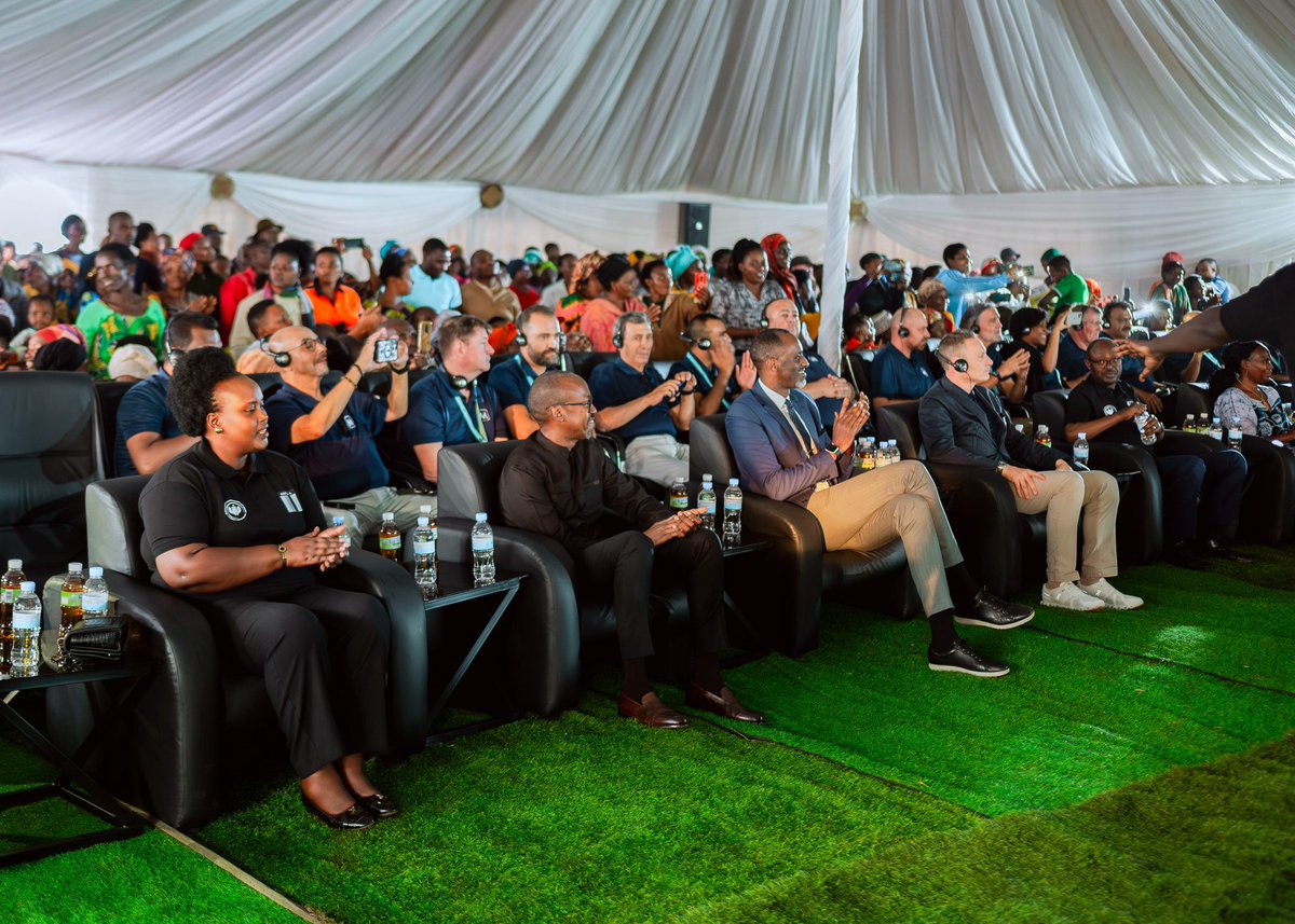 📌The Executive Secretary of @RWandaEAst, <a href="/JeanneNhabimana/">Jeanne Nyirahabimana</a>, acknowledged and appreciated the invaluable financial and moral support extended to Genocide survivors, which made the construction of decent homes possible. In her remarks, she called upon the beneficiaries to take