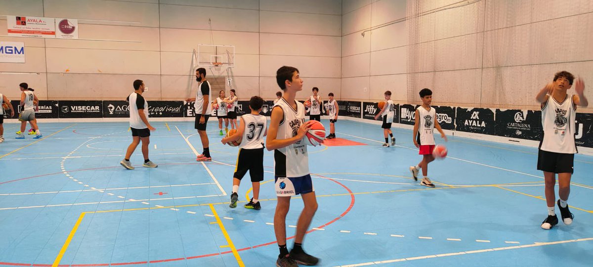 cb_cartagena's tweet photo. 🏀 CAMPUS 𝑪𝑬𝑩É 

⛹️‍♂️⛹️‍♀️ Nuestros chic@s en el CAMPUS CEBÉ ! 

🔝 Nuestra cantera sigue disfrutando de una semana de BALONCESTO !

#CanteraCebé 🤍🖤 https://t.co/9RBzuZ6bNx