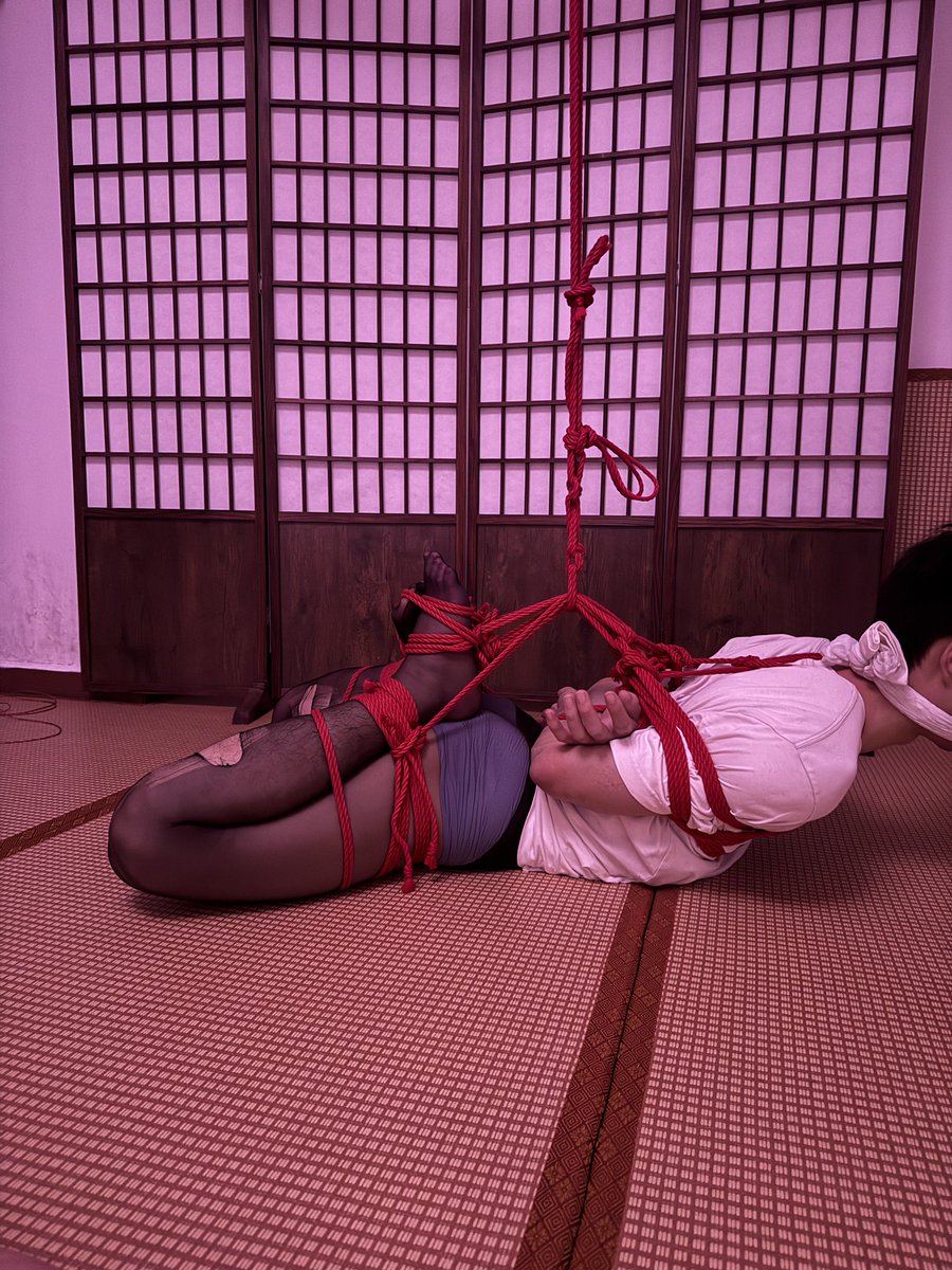 好久没有被绑 感觉不耐绑了😭
🪢：<a href="/peachzi7/">是桃子🪢</a>