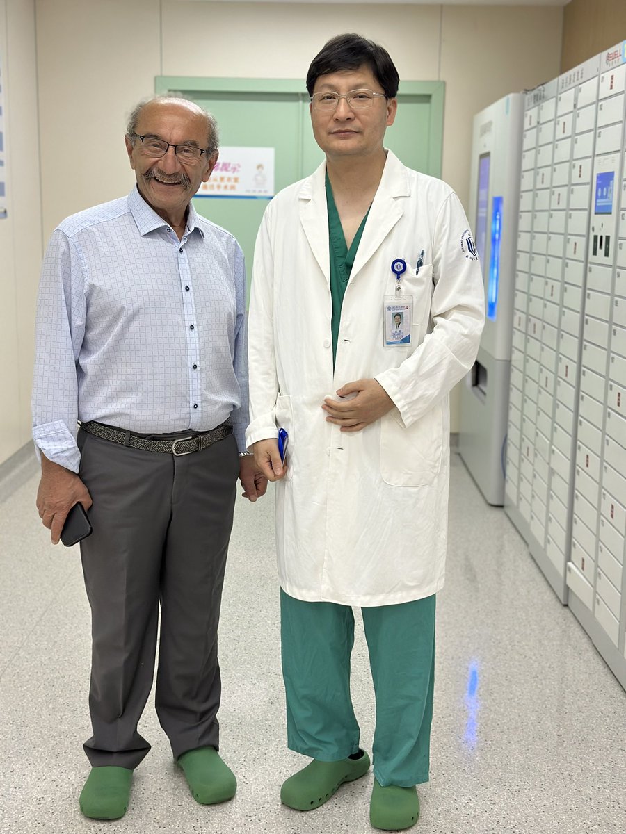 This morning, Professor Gebrine El Khoury guided us through a complex aortic repair for a young patient with bicuspid aortic valve (BAV). The procedure (reimplantation) was remarkably efficient, yielded an excellent outcome, and included detailed explanations of the technical