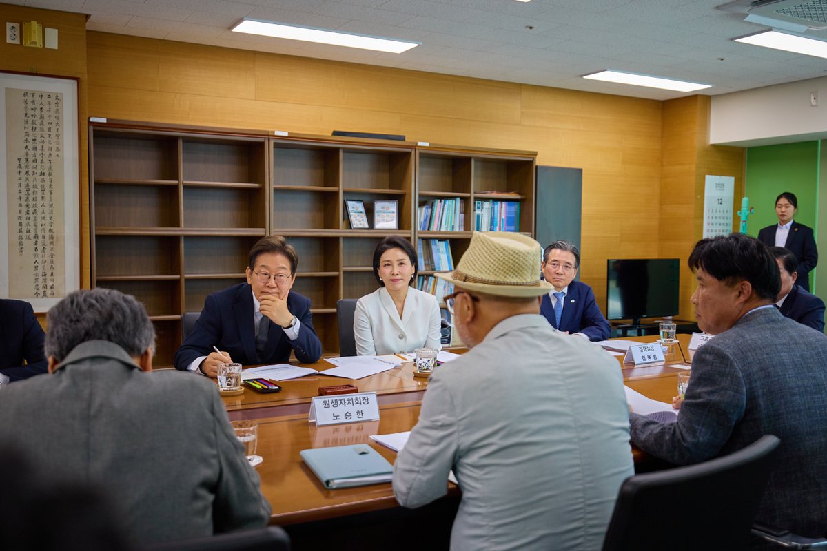 국립 소록도병원을 찾아 한센인 원생 자치회 주민분들과 병원 관계자분들을 만나뵙고 왔습니다. 현직 대통령이 방문한 것은 처음이라고 하니 더욱 뜻깊습니다.

지난 대선 기간, 이곳을 방문한 아내가 선거 이후 다시 저와 함께 오겠다고 한 약속을 이렇게 지킬 수 있어 참 다행입니다. 어려운