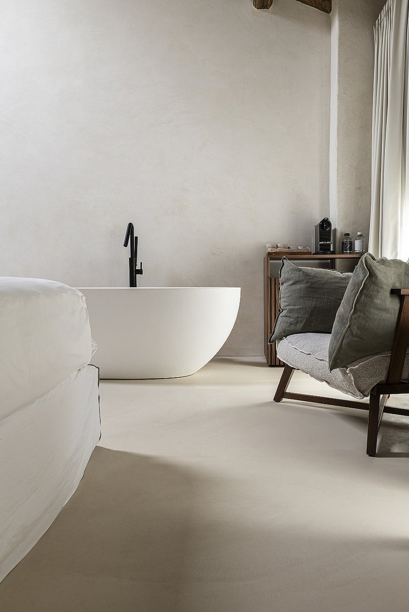 En la #restauración de Casina Caló, realizada por Arkstylestudio, destaca el uso de HDSurface PerfectCombination Beige, un color que aporta calidez y carácter a este espacio para eventos exclusivos.
-> Fotografías: Vito Corvasce
-> interioresminimalistas.com/2025/06/25/res…
-> #Salento #Italia