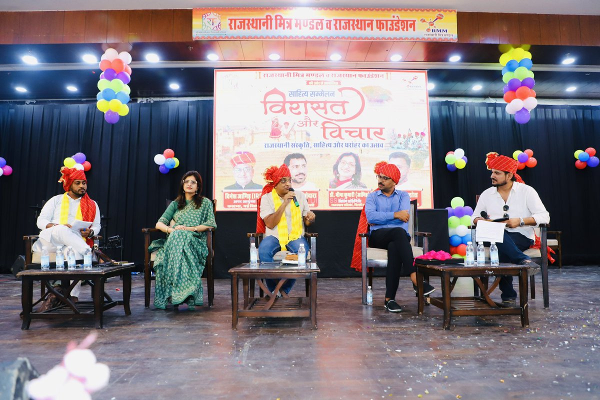 DrMeenaJangid's tweet photo. राजस्थान फाउंडेशन और राजस्थान मित्रमंडल, दिल्ली के संयुक्त तत्वावधान में आयोजित साहित्यिक सांस्कृतिक समारोह में  केन्द्रीय मंत्री श्री अर्जुनराम मेघवाल, राजस्थान के राज्य मंत्री श्री के के विश्नोई, रेज़िडेंट कमिश्नर आईएएस डॉ मनीषा अरोड़ा द्वारा मिले सम्मान के साथ पैनल चर्चा  भाग लेकर पर्यावरणीय परंपराओं के संवर्धन में प्रवासी राजस्थानियों की भूमिका  पर विचार ���खे।
इसी अवसर पर राजस्थान फांउ��ेशन के दिल्ली चैप्टर का भी शानदार आग़ाज़ हुआ और डॉ रामावतार किला जी को प्रथम अध्यक्ष नियुक्त किया गया। #राजस्थान_मित्र_मंडल का अशेष आभार। #RajasthanFoundation #Rajasthan #Rajasthani
