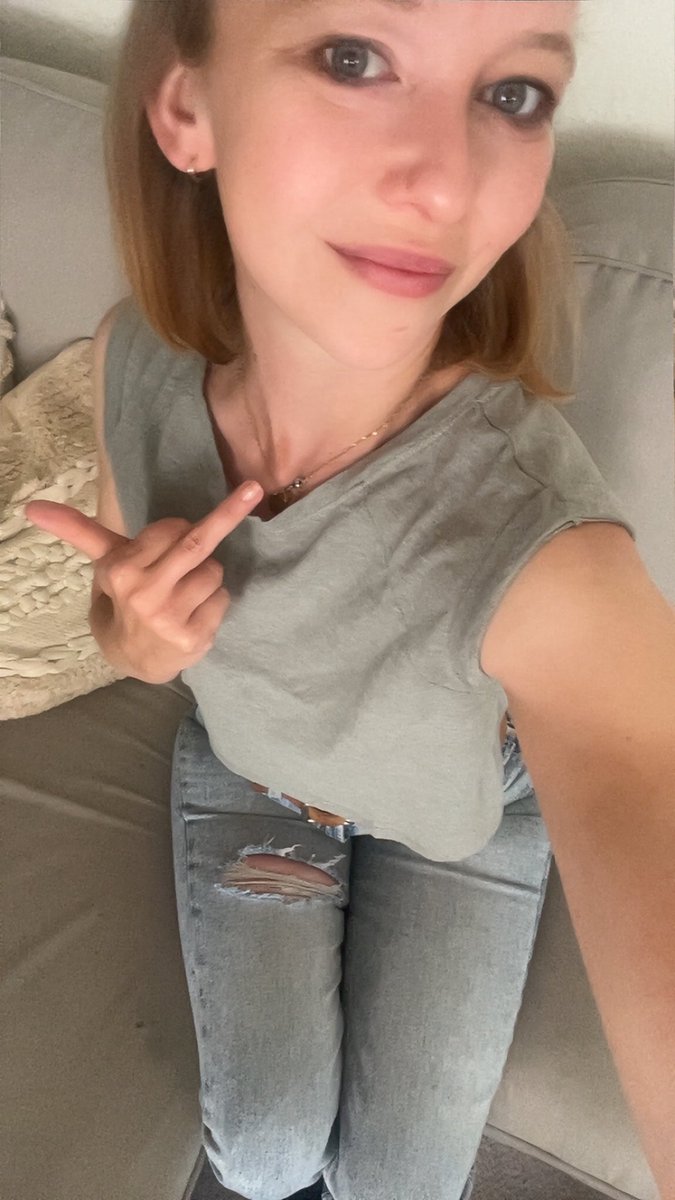 Guten Morgen Findom-Bubble ☀️🫧
Zeit für Kaffee und Kippen!
Werde den Tag heute draußen genießen.
Heute Abend geht es dann mit Freunden essen.
Fleißige, brave S.laven dürfen antreten und für mein Dinner sorgen 🫦

#findom #goddess #göttin #geldherrin #zahlschwein #paypig #atm