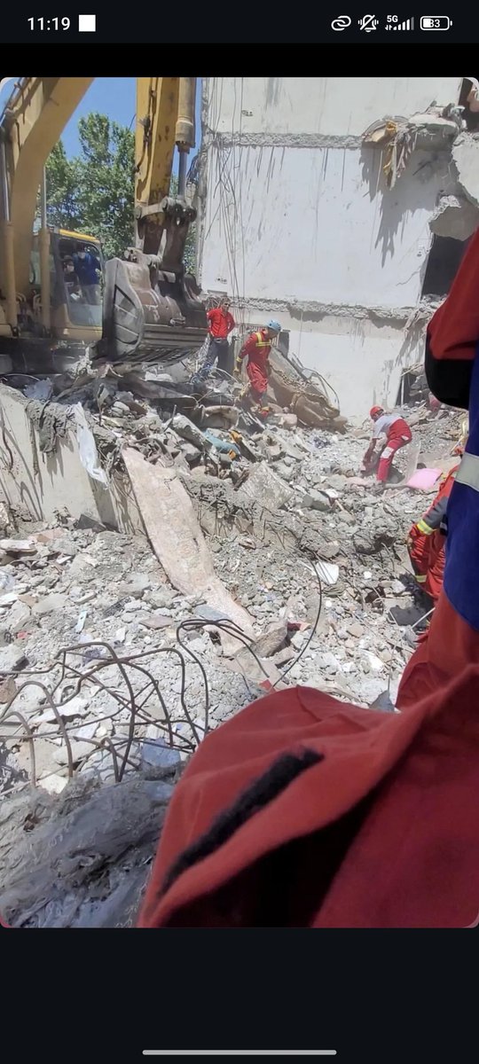 اینایی که از آتش بس ناراحتند رو درک نمیکنم . تو این ۱۲ روز چیزایی دیدم که تو ۱۵ سال خدمتم ندیده بودم . سوختگی ، له شدن ، قطع عضو ، پودر شدن آدما ، گیرکردن بچه ۲ماهه زیر آوار . 
بعد دنبال اینین که چرا تموم شده . کی آنقدر خودخواه شدیم که فقط خواسته و امنیت خودتون براتون مهم شده.