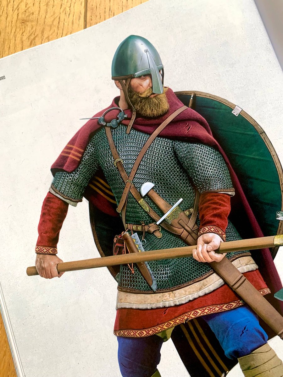 El nervio de todas las conquistas de Canuto fueron sus bien engrasados ejércitos. Sin embargo, se sabe poco de ellos y a día de hoy se debate acerca de la cuestión de si estaban compuestos por levas, por un séquito personal o por una combinación de ambas cosas.