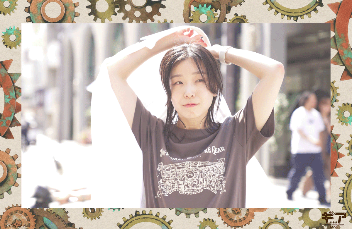 nvpgear's tweet image. \🎪#GEARKYOTO グッズ紹介🎪/
『ギア』の舞台美術家・柴田隆弘氏によるラフスケッチをフロントに、袖には歯車のロゴをプリントしたTシャツ✨️
日常の中でも『ギア』の世界観を感じていただける一枚に仕上がりました👚
観劇の記念にぜひ!◎
🛒お求めはこちら
gear.official.ec/items/111132443