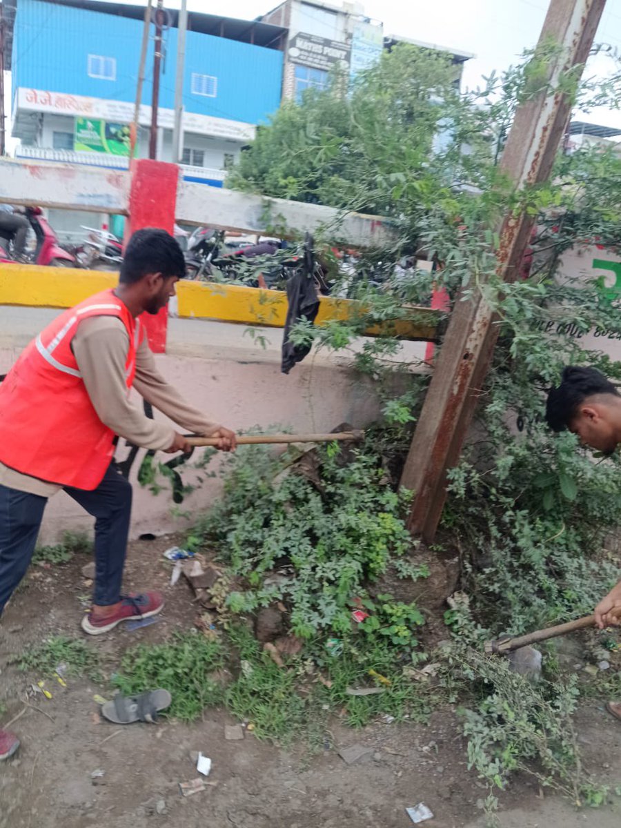 नगर पालिक निगम खंडवा द्वारा जल गंगा संवर्धन अभियान के अंतर्गत वार्ड स्तर पर चलाया गया विशेष सफाई अभियान, जिसमें नालियों की गहराई से सफाई, झाड़ी कटाई, कचरा निष्पादन एवं स्वच्छता नियमों का कड़ाई से पालन सुनिश्चित किया गया।
@CMOMadhyaPradesh
@CollectorKhandwa
<a href="/SwachhMP/">Swachh MP</a>