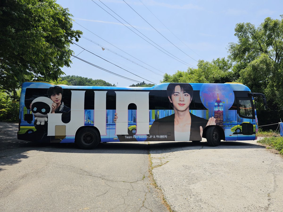 GGDP_twit's tweet photo. #BTS #진 미니2집 ECHO을
응원하기 위해 버스 래핑 광고가 진행되었습니다!

현재 전세계에서 사랑받고 있는
Don't Say You Love Me🎵
저희도 함께 응원합니다 !

#김석진 #Jin_Echo https://t.co/QzNQP8zYxl