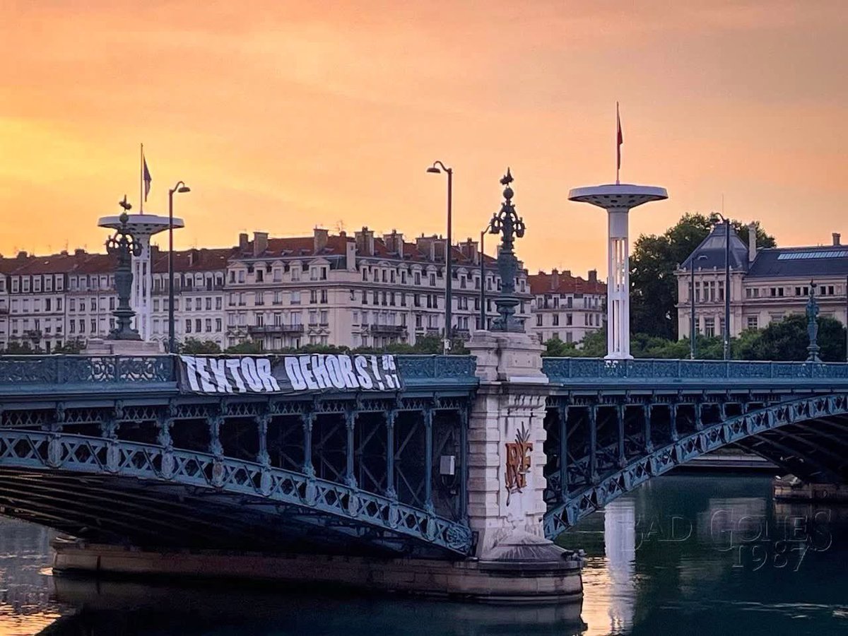 oetl's tweet photo. 📍De Fourvière au Parc OL, en passant par Vaise ou les quais du Rhône…
Les bâches "#TextorDehors" fleurissent dans toute la ville.
📸 Crédit photo : Bad Gones
#OL #TeamOL #TextorDehors #DNCG #Ligue2 #SupportersOL #Lyon #BadGones #FootballFrançais #oetl https://t.co/feGrNn0qyn