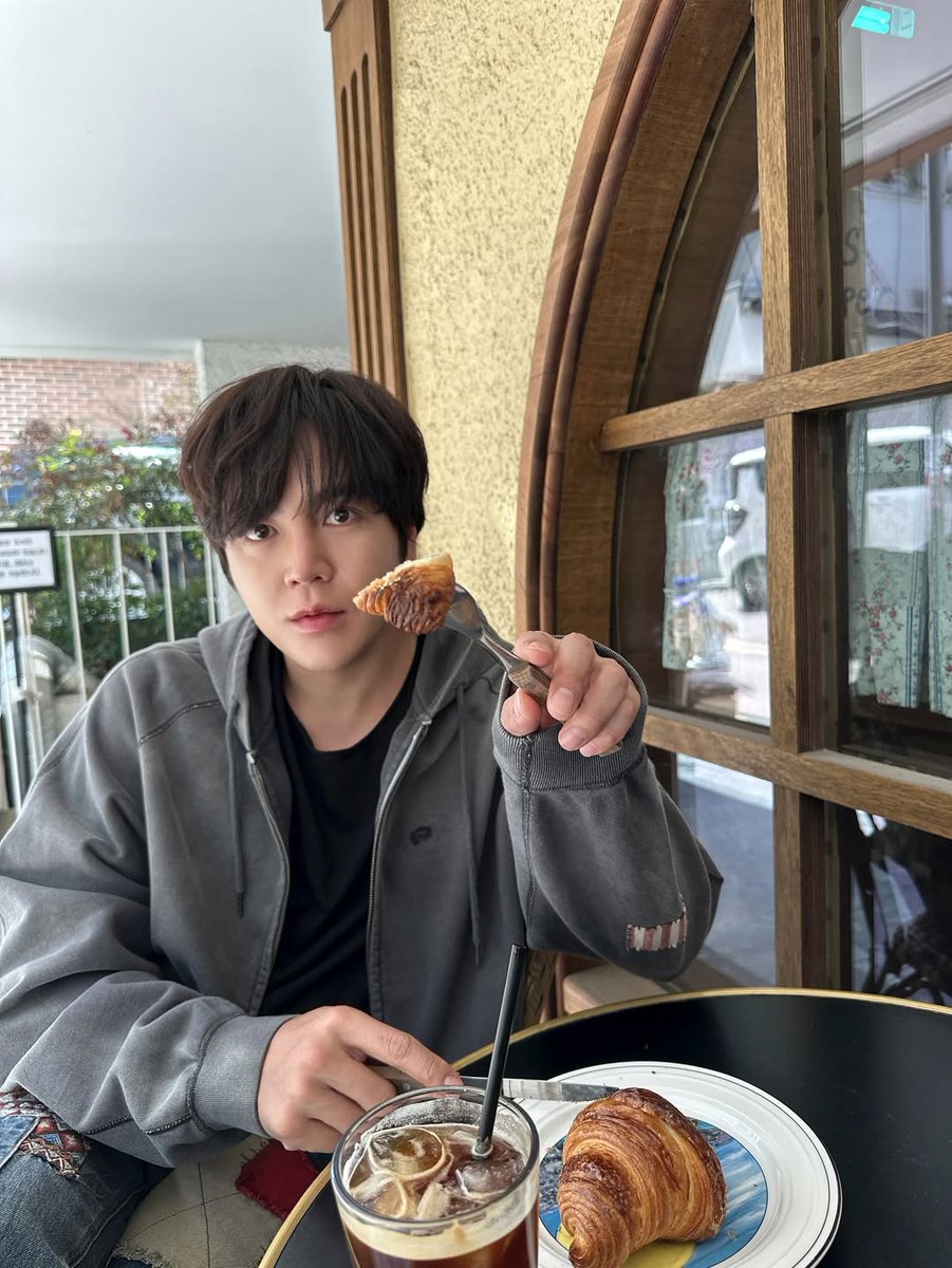 チャン・グンソク、座ってるだけでグラビア…さわやかな日常（動画あり