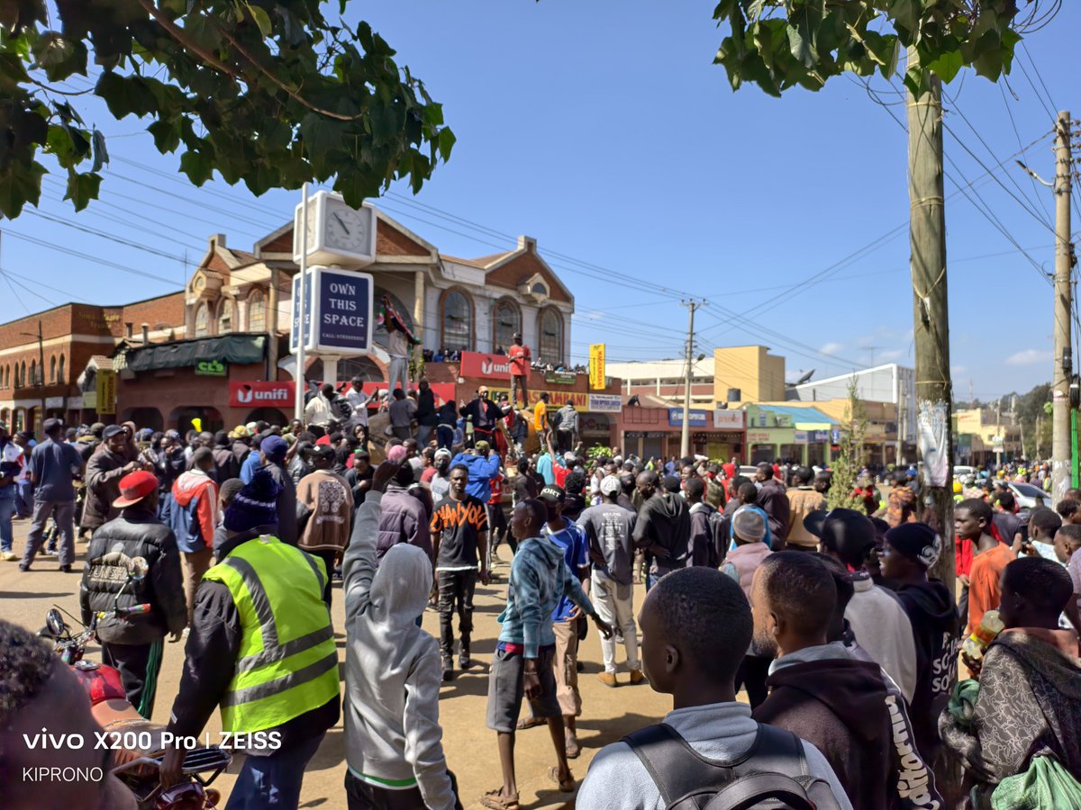 Onorpik's tweet photo. Tell those Kisumu cowards who think they are in goverment that those actually in goverment in Eldoret are out protesting for a change of regime.
#SiriNiNumbers https://t.co/HJnfN2DeXt