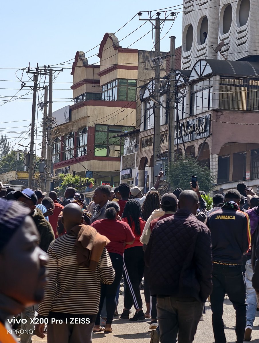 Onorpik's tweet photo. Tell those Kisumu cowards who think they are in goverment that those actually in goverment in Eldoret are out protesting for a change of regime.
#SiriNiNumbers https://t.co/HJnfN2DeXt