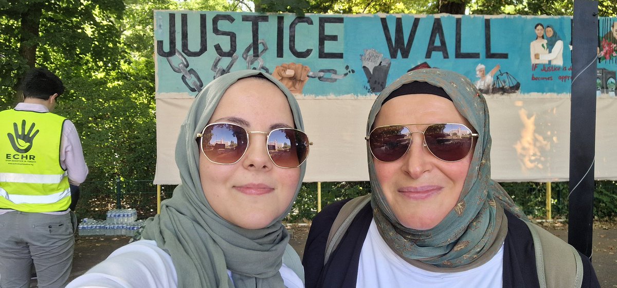 Konya’da 16 ay hapis yatan ilahiyat öğrencisi Müleyke ile 4.Strasbourg Adalet Buluşması’nda karşılaştık. Müleyke 5 yıl önce çıplak aramaya maruz kaldı. Şimdi o İzmir’de tutuklanan ve aynı onursuz muameleyi gören üniversite öğrencileri için burada.✌️

 #StrazburgAdaletBuluşması
