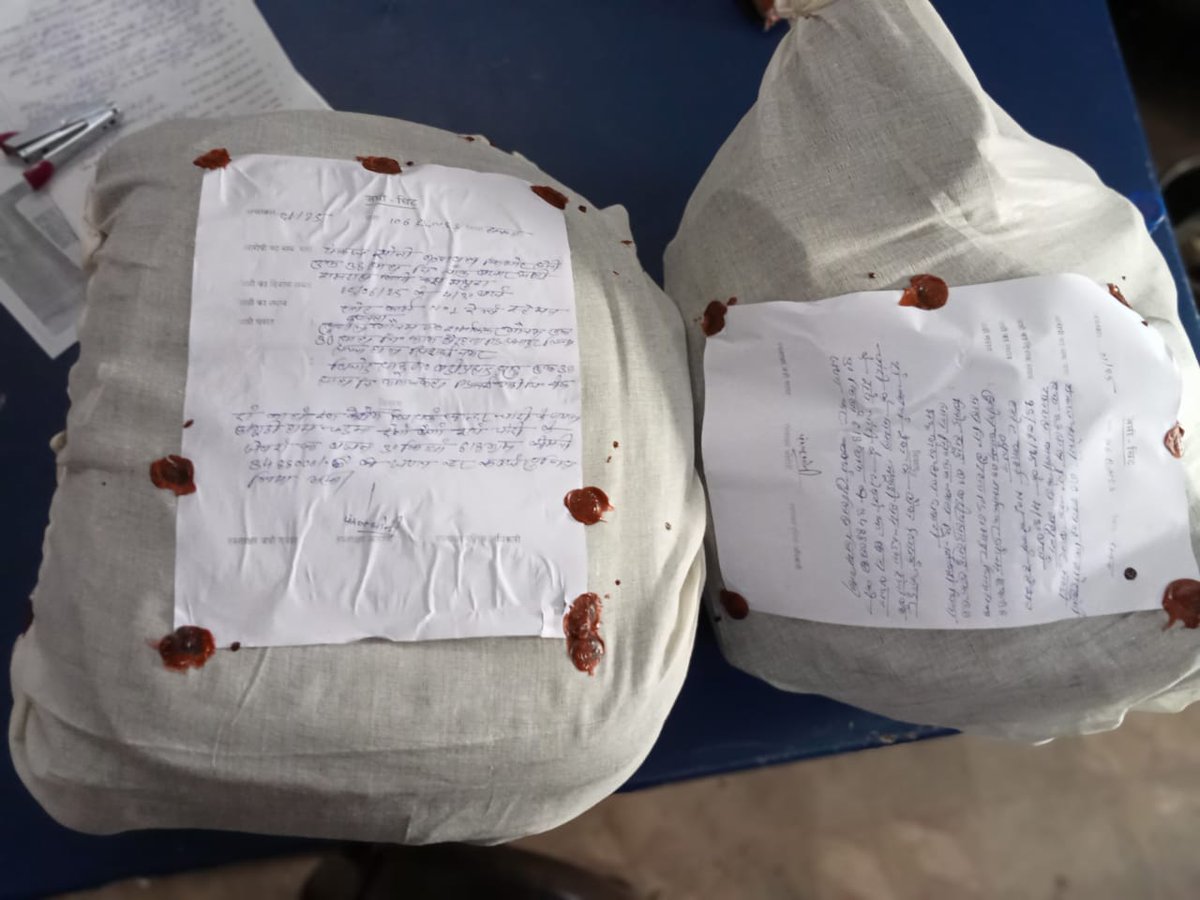 NanheRakesh's tweet image. महाकौशल ट्रेन में 30 किलो अवैध चांदी लेकर जा रहा यात्री गिरफ्तार। सतना रेलवे GRP द्वारा 25 जून 2025 को चेकिंग के दौरान महाकौशल ट्रेन में एक यात्री संदिग्ध दिखा, उसके बैग की तलाशी में 30 किलो 618 ग्राम चांदी मिली, जिसकी कुल कीमत 34 लाख 88 हजार पाई गई। #Indianrailway #GRPpolice