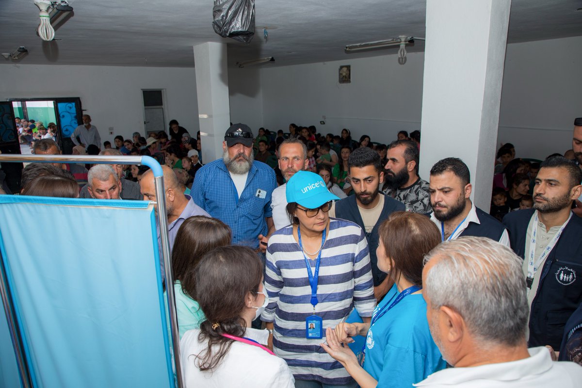 في طرطوس، التقت نائبة ممثلة #اليونيسف في #سوريا، زينب آدم، بالأطفال والأسر في دير الجرد وبانياس، حيث تابعت عمل الفرق المتنقلة واستمعت إلى الأطفال وذويهم. وأكدت زيارتها مجدداً التزامنا بالوقوف إلى جانب المجتمعات وتقديم الدعم #لكل_طفل.