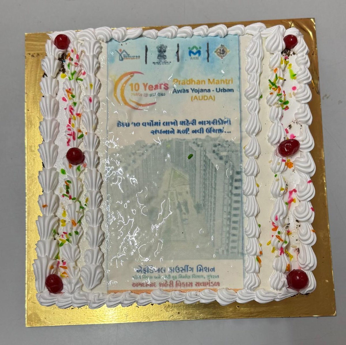 AudaPmay's tweet photo. પ્રધાનમંત્રી આવાસ યોજના (શહેરી) ના ૧૦ વર્ષ પૂર્ણ થયા તે નિમિતે યોજવામાં આવેલ ઓફિસ ડેકોરેશન અને કેક કટીંગ કાર્યક્રમ. #PMAY #10years @PMAYUrban @HousingPmay https://t.co/moODoT7hsq