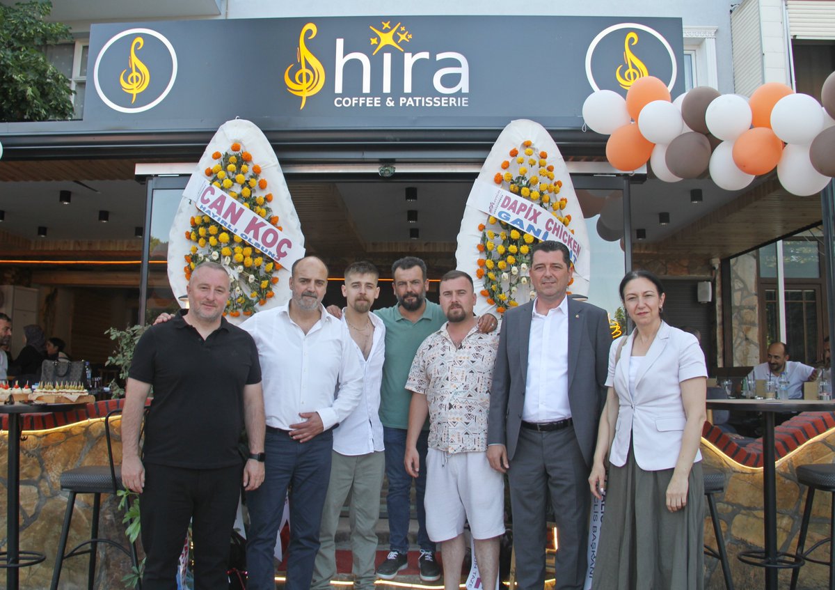 Bergama Ticaret Odası Meclis Başkanı Onur Kayalıoğulları, Yönetim Kurulu Başkan Yardımcısı Göksel Özüak, Meclis Üyesi Hüseyin Geyikli ve Genel Sekreter Gülay Koç; Bergama'da faaliyete başlayan Shira Coffee'nin açılışına katıldı.