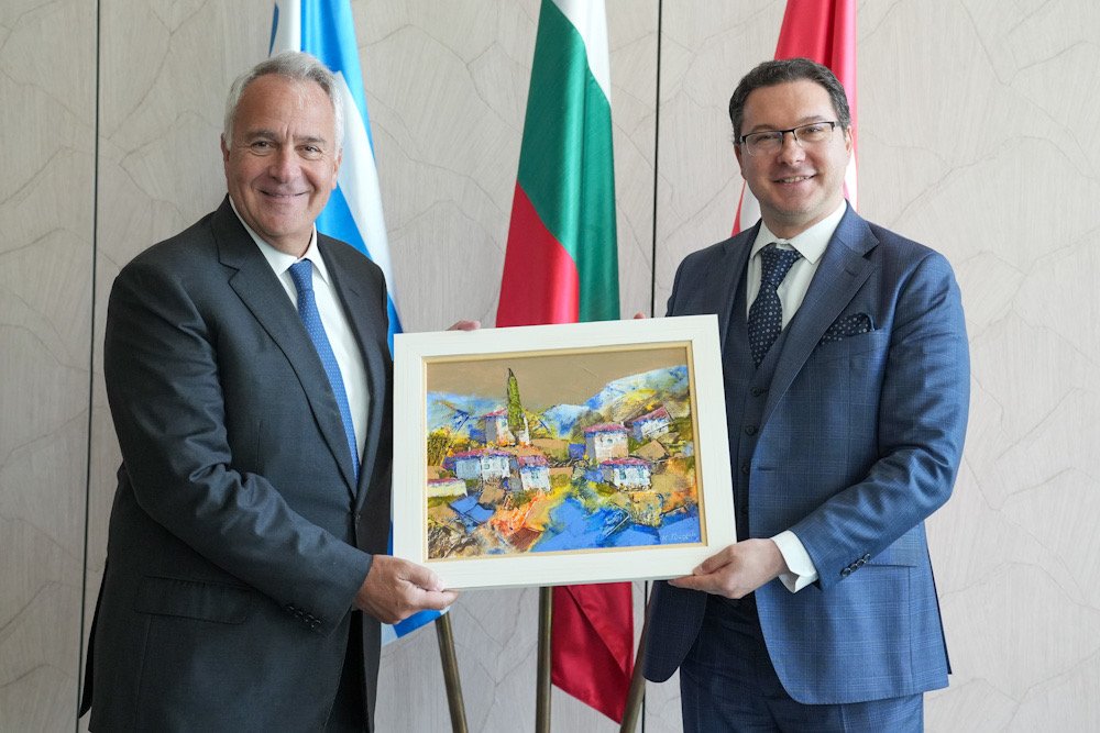 DanielMitov's tweet image. π§π¬π¬π·πΉπ· In Sofia, we held the 2nd trilateral ministerial meeting on tackling illegal migration. Together with my colleagues from Greece and TΓΌrkiye, we reaffirmed our joint commitment to regional security, stronger returns policy, and combatting smuggling networks.