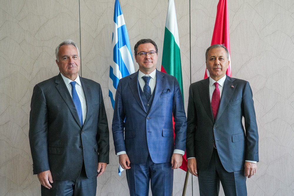 DanielMitov's tweet image. π§π¬π¬π·πΉπ· In Sofia, we held the 2nd trilateral ministerial meeting on tackling illegal migration. Together with my colleagues from Greece and TΓΌrkiye, we reaffirmed our joint commitment to regional security, stronger returns policy, and combatting smuggling networks.