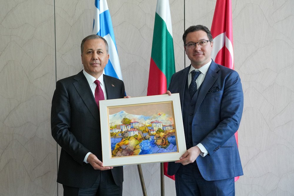 DanielMitov's tweet image. π§π¬π¬π·πΉπ· In Sofia, we held the 2nd trilateral ministerial meeting on tackling illegal migration. Together with my colleagues from Greece and TΓΌrkiye, we reaffirmed our joint commitment to regional security, stronger returns policy, and combatting smuggling networks.