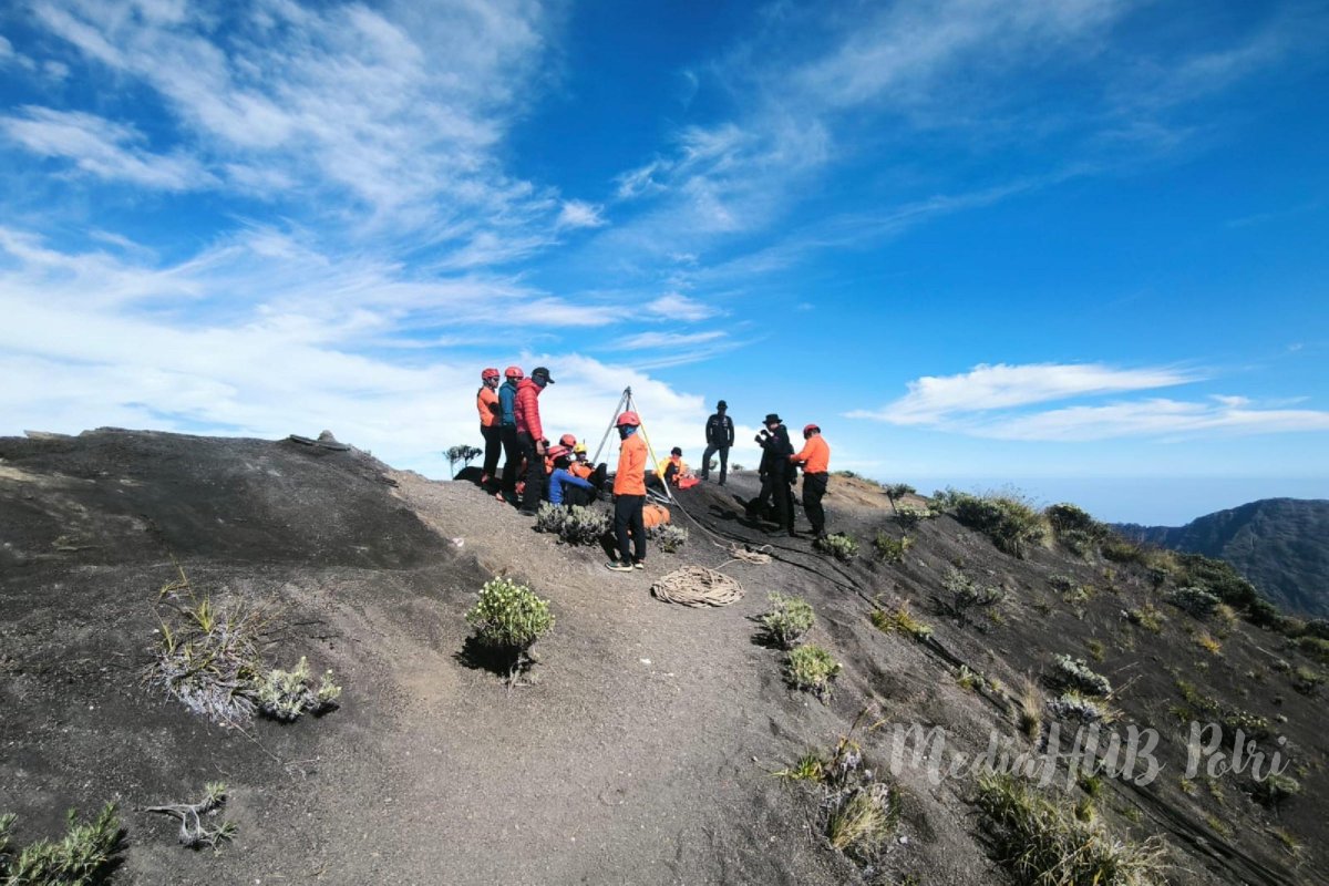 Polda NTB bersama tim SAR gabungan terus berupaya mengevakuasi pendaki asal Brasil yang terjatuh di tebing Gunung Rinjani.

Download foto ⬇️
mediahub.polri.go.id/image/detail/1…

#PoldaNTB #SAR #Rinjani #Polri #MediaHubPolri #PolriBersamaRakyat