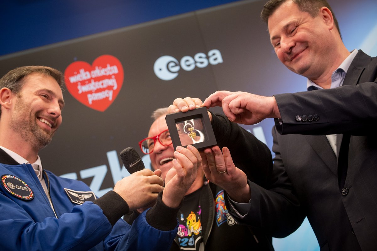 WOŚP (@fundacjawosp) on Twitter photo 💛Stało się! Kosmiczna misja z udziałem <a href="/astro_slawosz/">Sławosz Uznański-Wiśniewski</a> wystartowała!
💛Astronauta mógł wybrać jedną organizację pozarządową, którą wspiera i jej atrybut zabrać ze sobą w kosmos - jego wybór padł na Złote Serduszko Wielkiej Orkiestry Świątecznej Pomocy!
💛To Złote Serduszko nr 1 💛Stało się! Kosmiczna misja z udziałem <a href="/astro_slawosz/">Sławosz Uznański-Wiśniewski</a> wystartowała!
💛Astronauta mógł wybrać jedną organizację pozarządową, którą wspiera i jej atrybut zabrać ze sobą w kosmos - jego wybór padł na Złote Serduszko Wielkiej Orkiestry Świątecznej Pomocy!
💛To Złote Serduszko nr 1
